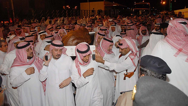 King Abdullah performs funeral prayer for Prince Muhammad