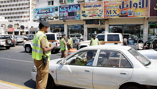 Jeddah police gear up for Eid, warn of telephone scammers