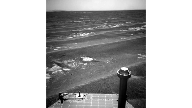 Surviving NASA rover nears rim of Martian crater