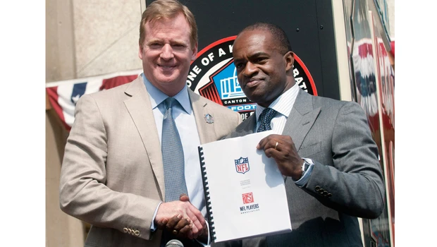 Goodell, NFLPA head Smith sign new, 10-year deal