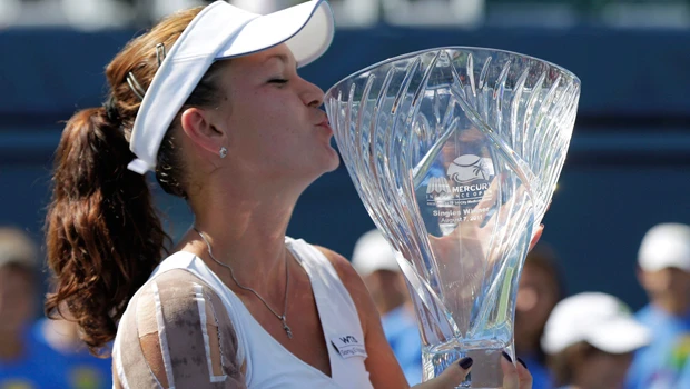 Radwanska upsets Zvonareva in San Diego final