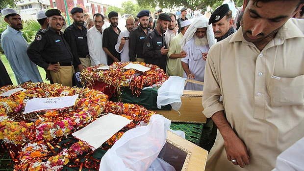 Female bombers hit Pakistani police at blast site