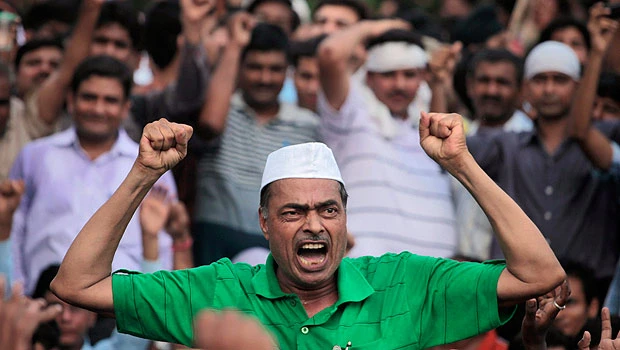India protests swell as anti-corruption activist fasts