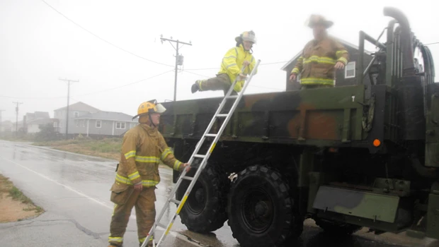 Hurricane winds slam into North Carolina coast
