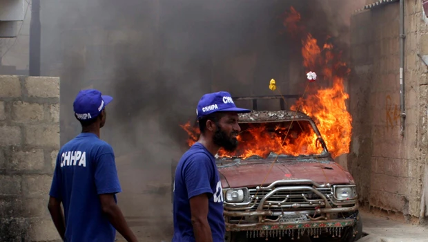 Troops search troubled Karachi areas