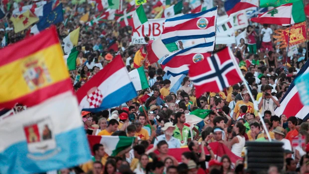 Million brave searing temperatures for pope vigil