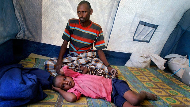 Somali man tries to raise children without mother