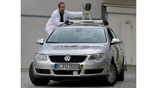 Computer-controlled car wows Berliners