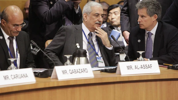World powers seek to contain Europe debt crisis