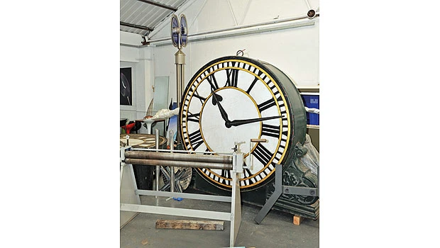 Potter clock at London station