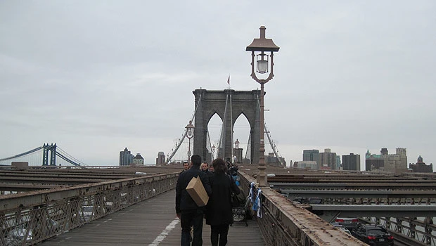 When love, hate collide on the Brooklyn Bridge!