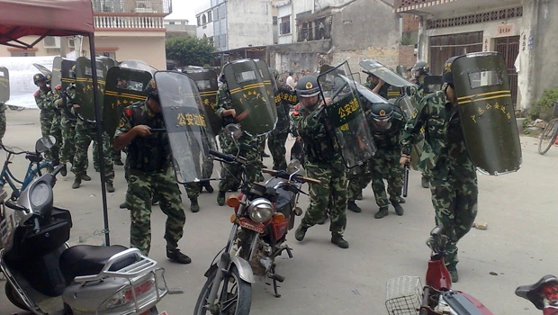 Hundreds protest in south China over land grab
