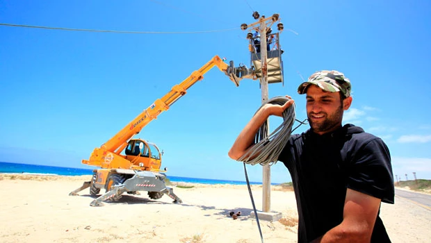 Libyan oil flows, foreign workers wait