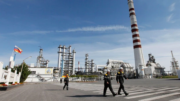 Oil falls on economic concerns, dollar gains