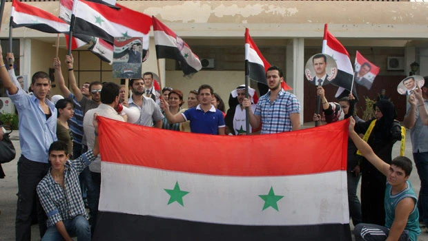 Assad supporters throw stones, tomatoes at US envoy in Damascus