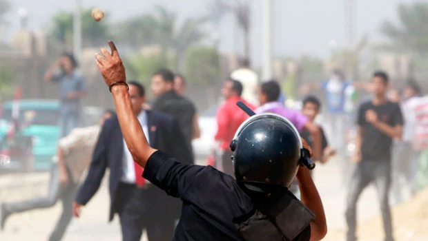 Protesters scuffle as Mubarak trial resumes in Egypt
