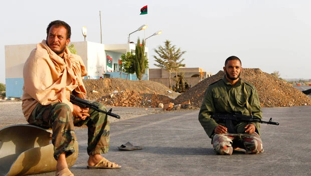 Rebel reinforcements arrive at Qaddafi stronghold
