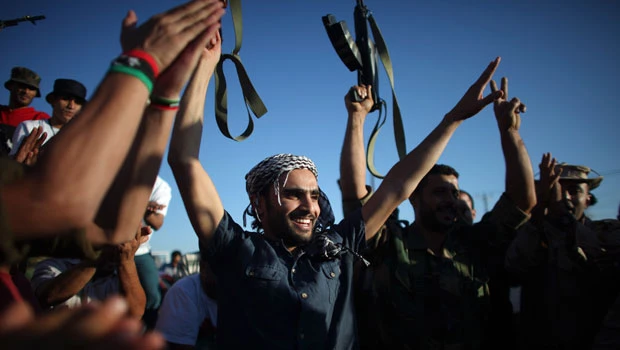 Libya fighters battle for pro-Qaddafi town