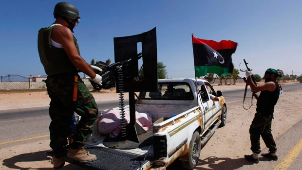 Libyan tanks strike Sirte loyalists