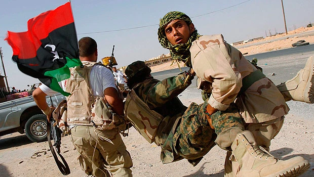 Libyan government fighters move on besieged towns