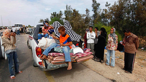 Civilians surge out of Sirte, say food dwindling