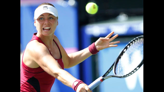Zvonareva, Radwanska into Tokyo final