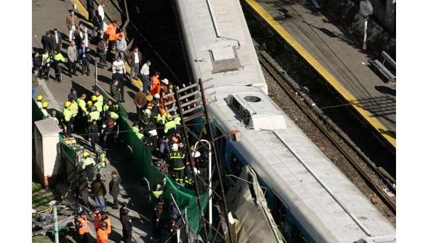Bus-train crash kills 7, injures 162 in Argentina