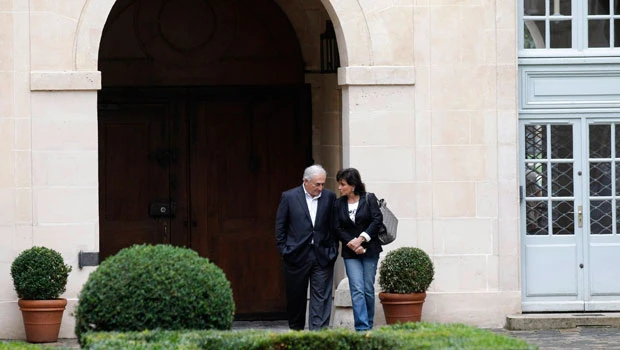 Strauss-Kahn back home, faces frosty welcome