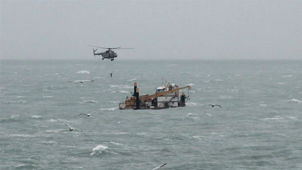Storm aims at Mexico with 10 oil workers missing