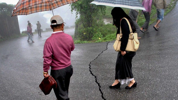 Rain and landslides hamper Himalaya quake rescue