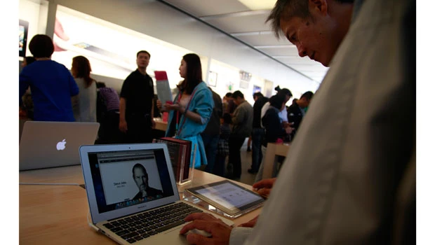 Jobs death prompts grief at Apple stores worldwide