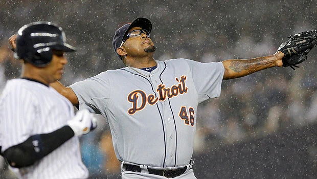 Valverde, Tigers stop Yanks to tie series