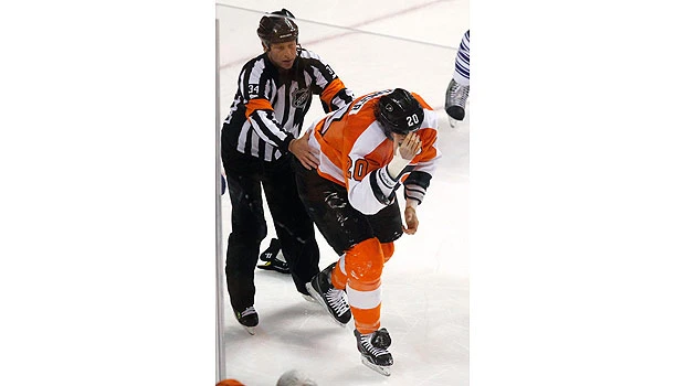 Flyers’ Pronger out after taking stick in the face