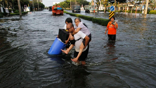 Bangkok residents flee as floods threaten dikes