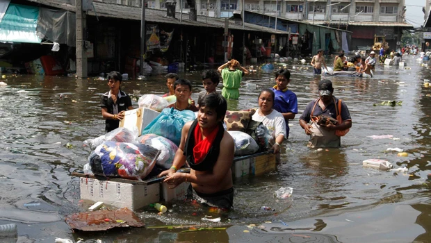Thais tense as floods set to swamp more of capital
