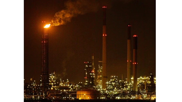 Brent crude snaps six-day rally as China imports fall