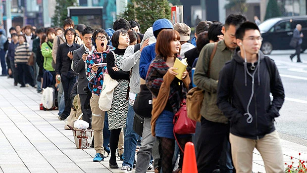 Fans queue for iPhone, despite criticism