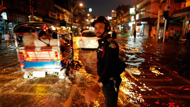 Thai floods threaten Asia PC makers holiday sales