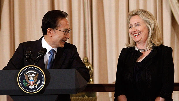Clinton: US economic policy must look to Asia