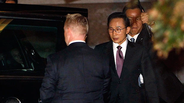 State dinner glam includes damp hems, soggy tuxes