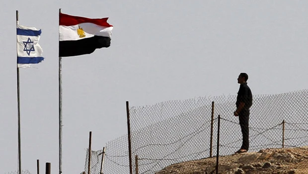 Egyptians wait at border for Israel prisoner swap