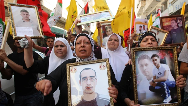 Israel agrees to swap 1,027 Palestinians prisoners for Shalit