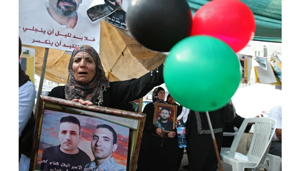 Hamas, Egyptians meet on Israeli soldier handover