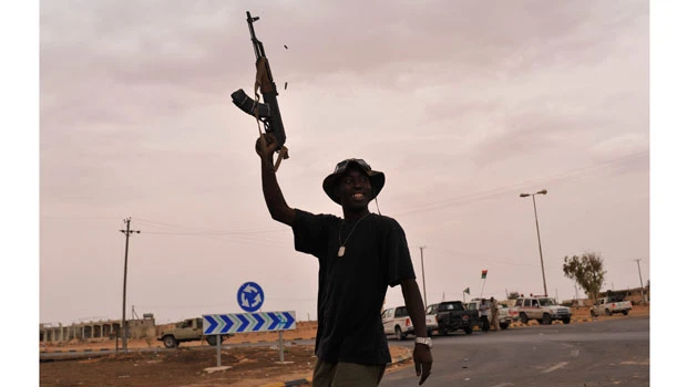 Libya fighters loot Qaddafi tribe, showing divide