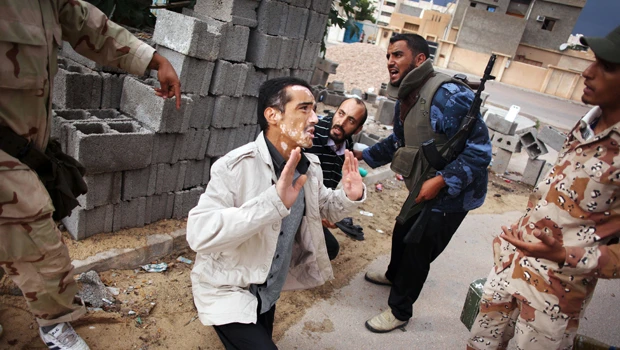 Libya government forces corner Qaddafi loyalists in Sirte
