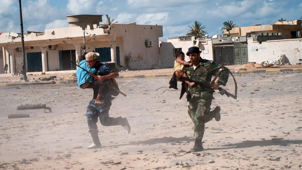 Libyans push into Qaddafi hometown from east