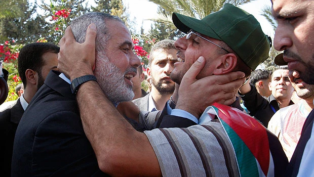 Israeli soldier Shalit freed in mass prisoner swap