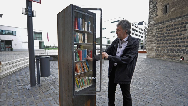 Public bookshelves spread across Germany