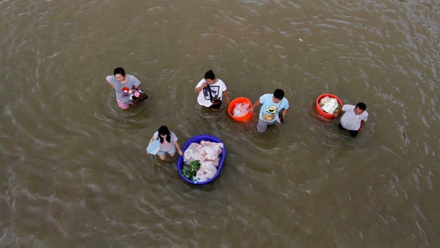 Thai prime minister warns floods threaten Bangkok