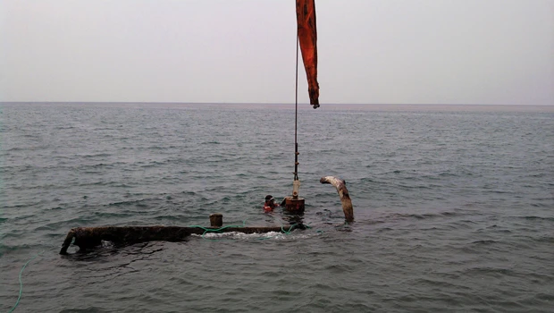 Wreckage of Ottoman ship being salvaged off Qunfudah